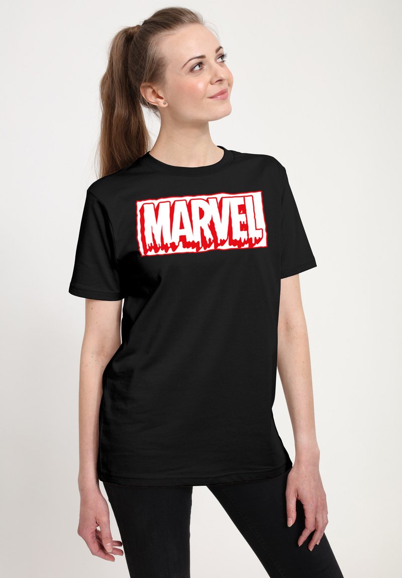Černé bavlněné tričko s velkým bílým a červeným logem "MARVEL" s ostrým designem, krátkými rukávy a uvolněným střihem.
