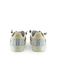 Ansicht von hinten der Schuhe aus grauem Wildleder undcremefarbenem Leder, mit aufwendigen geflochtenen Schnürsenkeln und geprägtem Branding "BSKT" und "CLAY" an den Fersen.