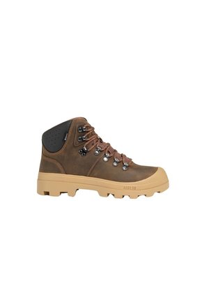 Bota de senderismo marrón con suela gruesa color beige, ojales de metal, cordones marrones y soporte acolchado negro para el tobillo sobre fondo blanco.