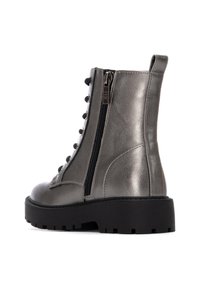 Botas de tobillo metálico gris con suela gruesa negra, cremallera frontal y detalle de cordones. Textura de cuero suave con acentos laterales.