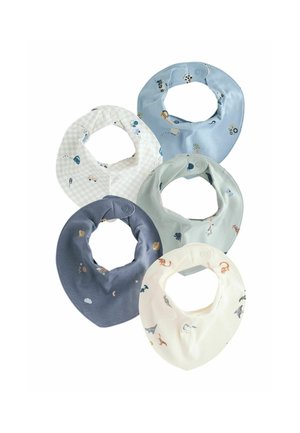 Fem runde babybibs i blå, hvide og grå toner, hver med forskellige små dyre- og objektmønstre, arrangeret på en hvid baggrund.