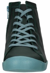 Sneaker alto in pelle verde scuro con lacci e dettagli azzurri. Presenta una suola in gomma testurizzata e una cerniera laterale per un facile accesso.