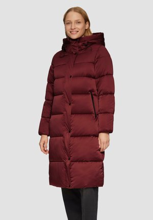 Manteau rembourré long bordeaux avec capuche, design matelassé horizontal, boutons à l'avant et poches latérales avec fermetures éclair noires.