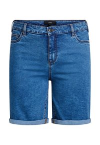 Pantalones cortos de mezclilla en azul medio, con dobladillo enrollado, diseño clásico de cinco bolsillos y costuras en contraste. Etiqueta visible en la cinturilla.