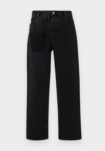 Zwarte denim jeans met een rechte pijpdesign, voorzien van een sluiting met een knoop aan de voorkant, vijf zakken en een enkele achterzak aan de rechterkant.