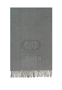 Grijze sjaal van zacht materiaal, met een textuurlogo en franjes aan de randen voor extra detail. Heeft een rechthoekige vorm.