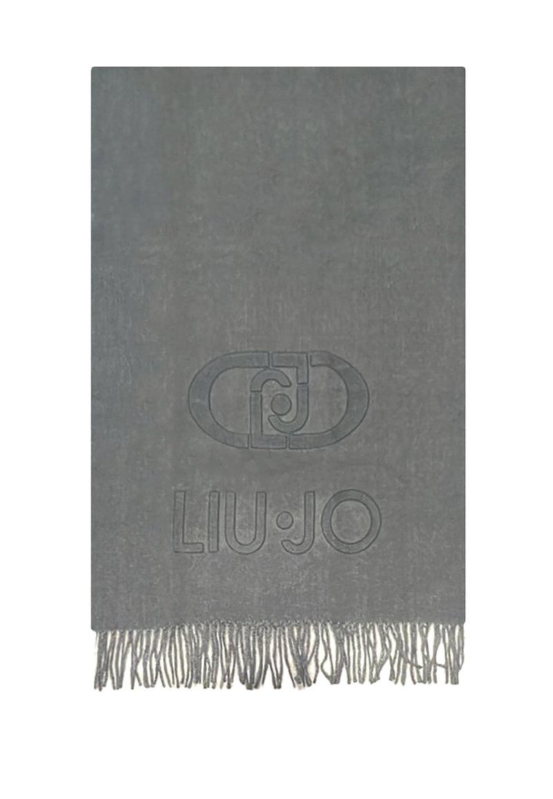 Grijze sjaal van zacht materiaal, met een textuurlogo en franjes aan de randen voor extra detail. Heeft een rechthoekige vorm.