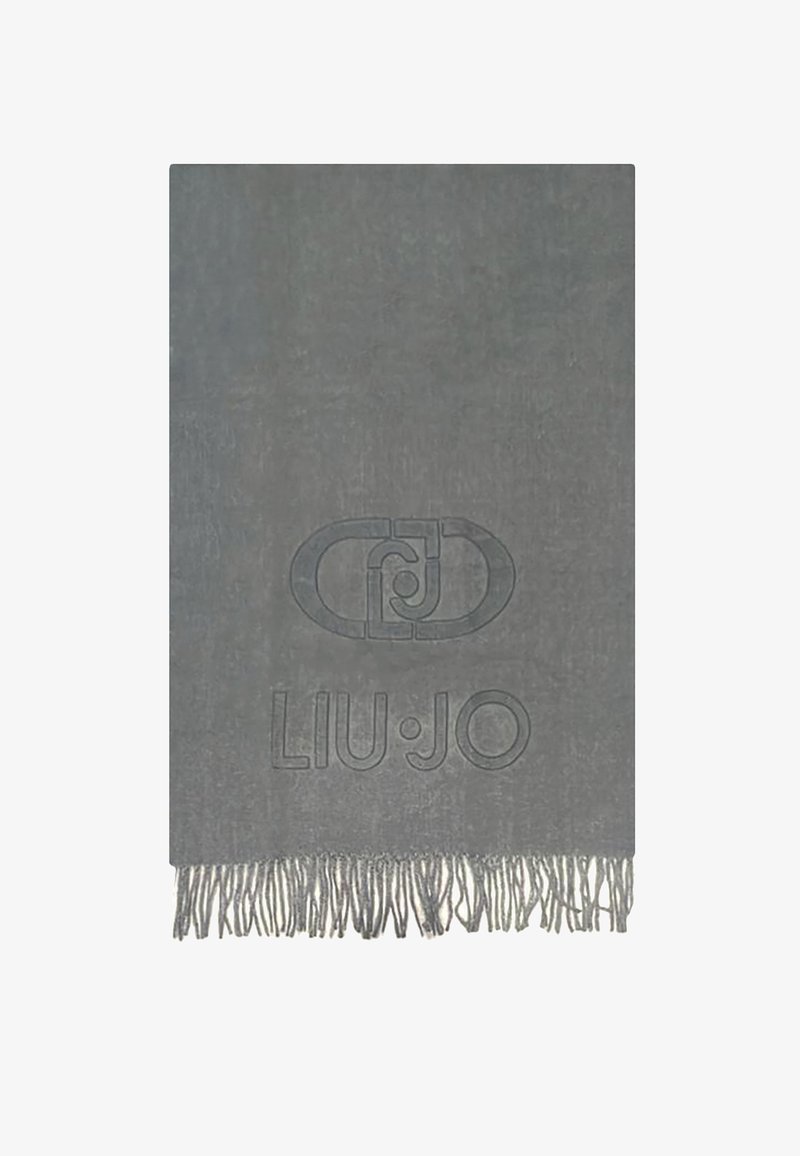 Grijze sjaal van zacht materiaal, met een textuurlogo en franjes aan de randen voor extra detail. Heeft een rechthoekige vorm.