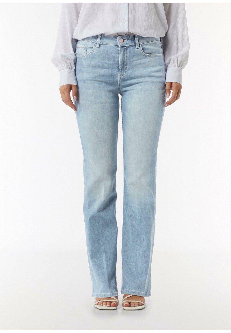 Lichtblauwe jeans met een rechte pijp, gemaakt van denim, met een klassieke vijf-pocket stijl en een knoopsluiting in de taille.