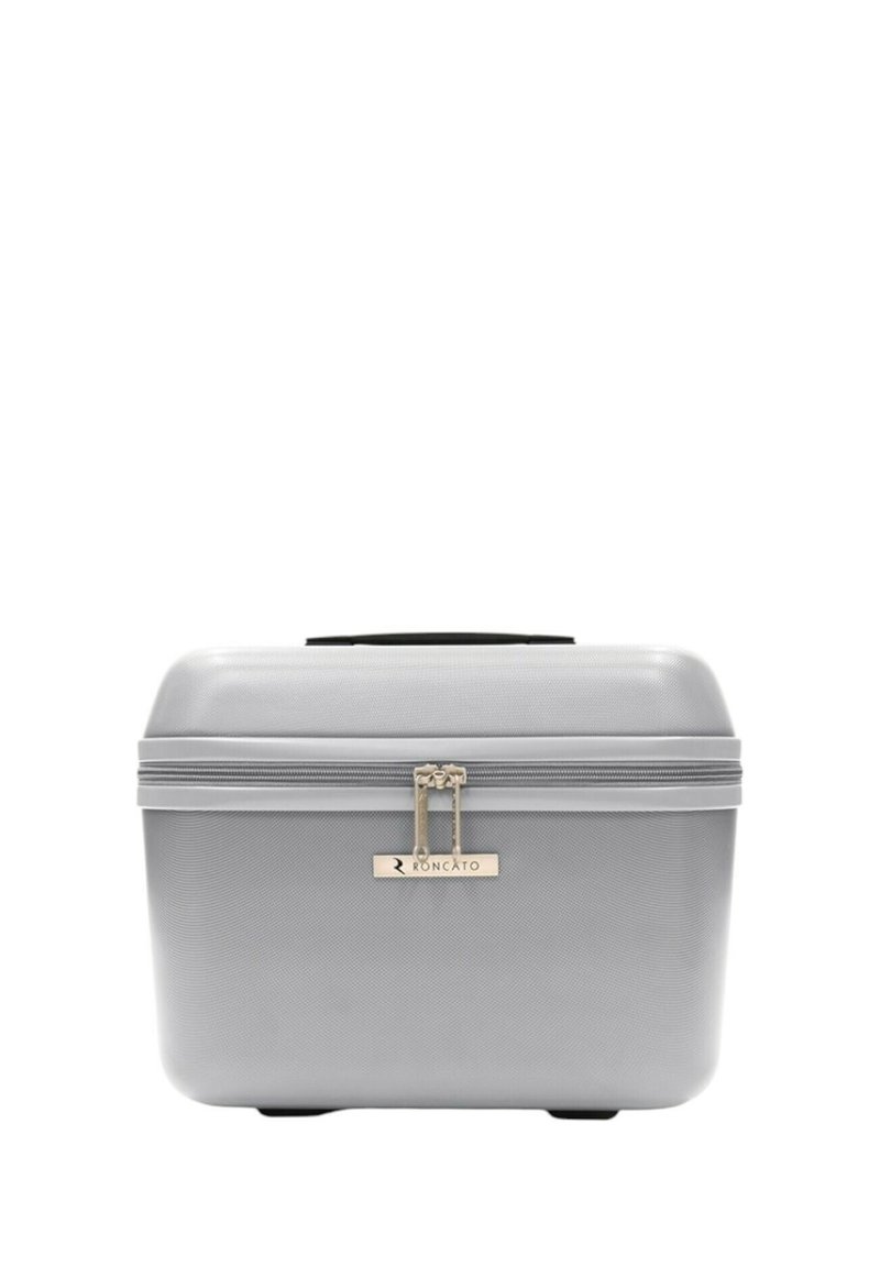 Cofanetto cosmetico rettangolare grigio con una superficie testurizzata, chiusura a doppia cerniera e una placca con logo in tonalità oro sulla parte anteriore.