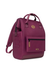 Maroon polyester rugzak met een gestructureerde afwerking, dubbele handvatten, verstelbare schouderbanden, een voorvak met rits en een leren accent op de rits.