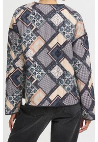 Langærmet top med patchwork-design med geometriske diamantformer i blå, beige og lyserød. Blødt stof med indviklede mønstre.