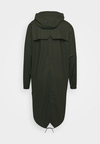 Long imperméable vert foncé avec capuche, manches longues, fente dans le dos et cordon ajustable à l'ourlet inférieur.