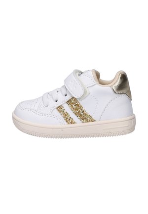 Witte peutersneaker met gouden glinsterstrepen, beige zool, klittenbandsluiting en metalen gouden hielpatch.