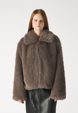 Faux fur jacket in a warm brown tone, featuring a wide collar and oversized sleeves. Soft texture and loose fit with a straight hem.