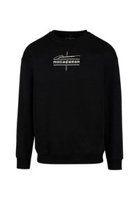 Sudadera negra hecha de material suave, con cuello redondo, mangas largas y un logotipo gráfico central en blanco.