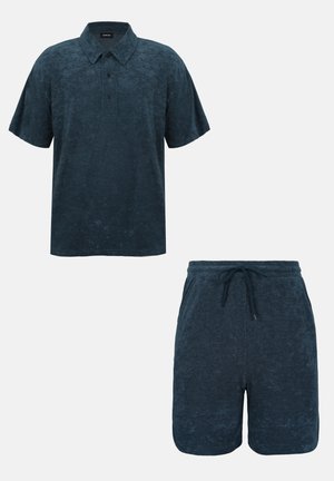 Μπλε σκούρο πόλο με κοντά μανίκια και τρία κουμπιά και αντίστοιχες σορτς με κορδόνι και πλαϊνές τσέπες, και τα δύο από υφασμάτινη υφή.
