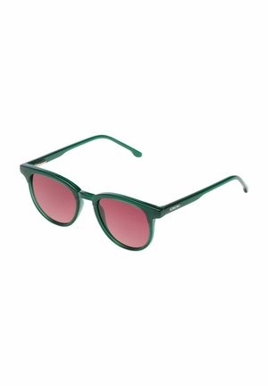 Lunettes de soleil vertes à monture translucide avec des verres ronds teintés de rose et des branches fines, angulées pour montrer la vue de face et de côté.