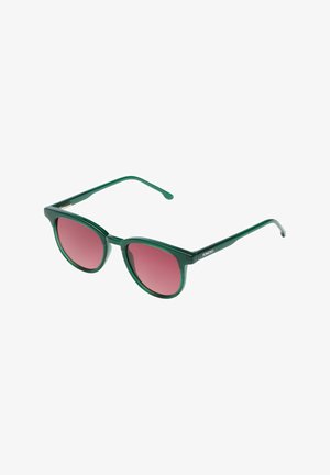 Lunettes de soleil vertes à monture translucide avec des verres ronds teintés de rose et des branches fines, angulées pour montrer la vue de face et de côté.