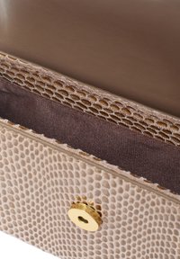 Beige peněženka s texturou hadí kůže, hladkým hnědým koženým klopou, zlatým kováním a hnědým podšívkou. Obsahuje zavírání na cvok.