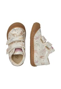 Scarpe per bambini con tomaia in pelle dorata chiara decorata con motivi di uccelli multicolori, duplice cinturino in velcro e suola in gomma marrone.