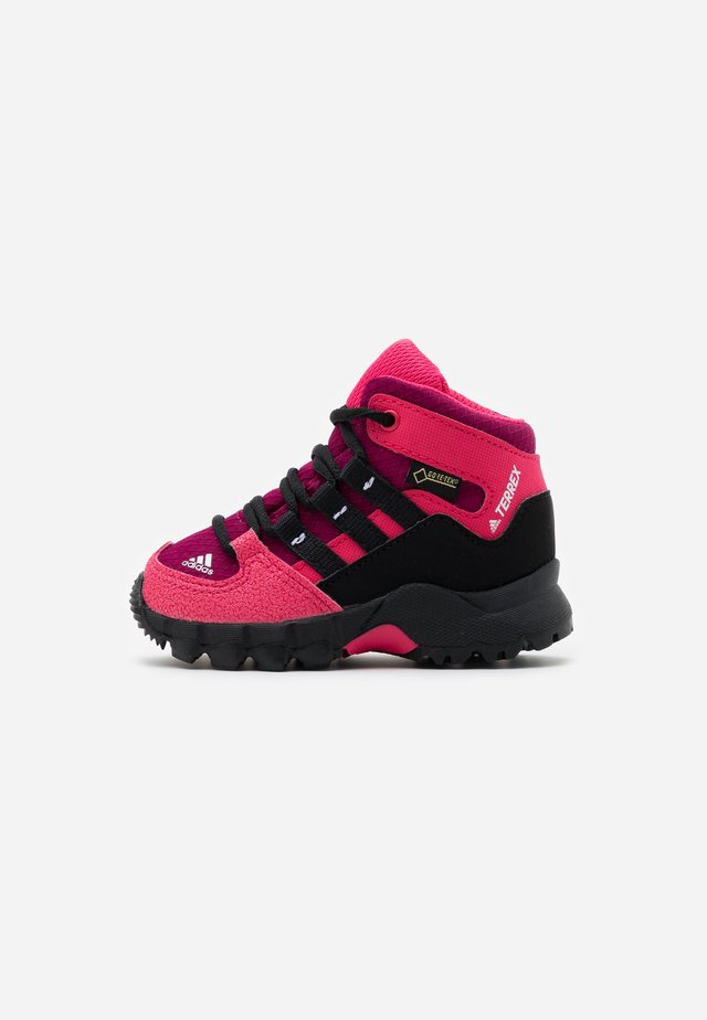 TERREX RELAXED SPORTY GORETEX MID SHOES - Hikingschuh - power berry/core black/power pink