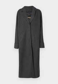 Cappotto lungo in lana grigio scuro con colletto, maniche lunghe e tasche laterali; presenta un design pulito e polsini arrotolati.