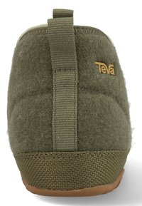Groene vilt instap-schoen met een gestructureerde afwerking, voorzien van een geweven stoffen hak en een rubberen zool. Gouden "Teva" logo aan de zijkant.