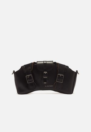 Sac banane en cuir noir avec trois sangles à boucle et quincaillerie argentée, affichant le logo Dr. Martens au centre devant.