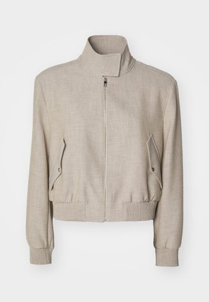 Jachetă bomber bej cu guler înalt, închidere cu fermoar, manșete ribbed și buzunare laterale cu clapete în unghi. Textură netedă, design lejer.