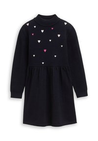 Marineblaues Strickkleid mit Rollkragen, das einen gerafften Rock und verstreute Herzen in rosa und weißerStickerei auf dem Oberteil zeigt.