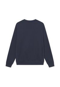 Sötétkék pulóver, bordázott kerek nyakkal, hosszú ujjal és sima textúrával. Egyenes alsó szegéllyel rendelkezik, és nincs látható márkajelzés.