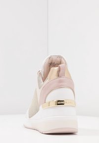 Skon har en ljusrosa och gulddesign, strukturerad ovandel med metalliska detaljer, samt en solid vit mellansula med varumärke bak.