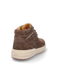 Zapatilla alta de ante marrón con cuello acolchado, suela de goma beige, ojales de metal y cordones marrón claro, con un detalle de logotipo en el lateral.