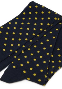 Calcetines de longitud a la rodilla en color azul marino con una textura suave, que presentan un patrón repetido de lunares amarillos espaciados uniformemente por toda la superficie.