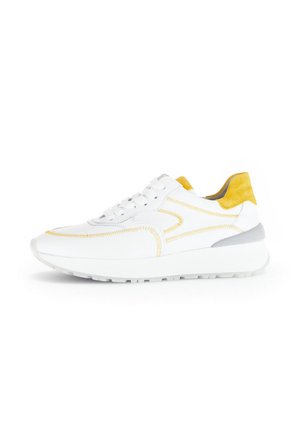 Witte sneaker met gele suède accenten en grijze hiel. Kenmerkt zich door stiksel details en vetersluiting. Gelaagd zool voor grip.