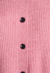 Rožinės spalvos, riboto mezgimo kardiganas su juodais mygtukais priekyje, minkšta tekstūra ir apvali iškirptė.
