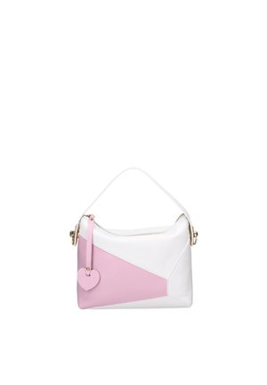 Sac à main en cuir blanc et rose avec un design géométrique, une seule anse, des accents dorés et un pendentif rose en forme de cœur suspendu.