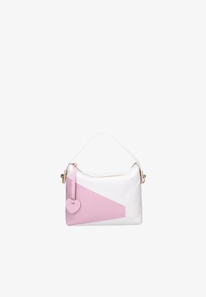 Weiße und pinke Lederhandtasche mit geometrischem Design, einem Henkel, goldenen Akzenten und einem hängenden pinken herzförmigen Anhänger.