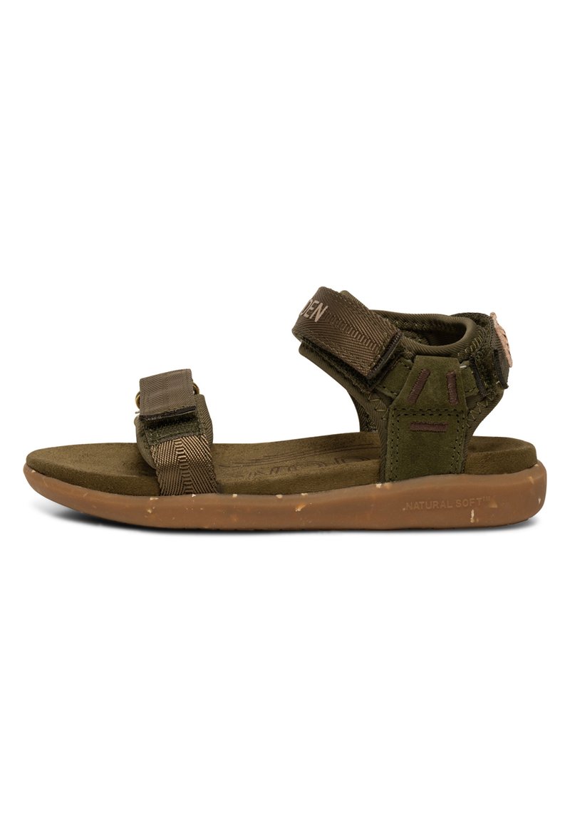 Gröna sandaler med två justerbara tygremmar, mjuk mockainläggssula och en beige gummiyttersula. Har en strukturerad yta och subtil varumärkesidentifikation.