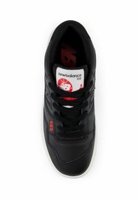 Baskets en cuir noir avec un design à lacets, accents rouges et semelle blanche. Présente un rembourrage intérieur doux et un logo de marque bien visible sur la languette.