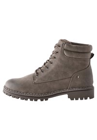 Botas de tobillo de cordones en material sintético texturizado gris. Presentan un collar acolchado, suela robusta y Ojetes metálicos, mostrando un diseño resistente.