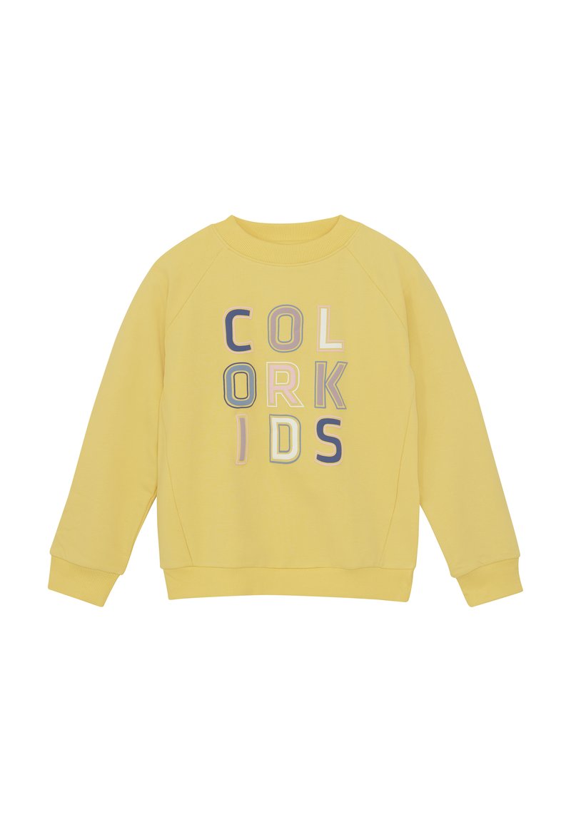 Rumena majica s kapuco z napisom "COLOR KIDS" v različnih barvah. Narejena iz mehkega blaga, z raglan rokavi ter ribanim ovratnikom in manšetami.