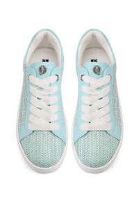 Sneaker azzurri chiari con design in tessuto intrecciato e dettagli in pelle liscia. Presentano lacci bianchi e un logo rotondo argentato sul lato.
