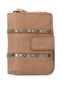 Brun læderpung med rektangulær form, der har dekorative metalnitter i sølv, bronze og sort langs forsiden. Lynlåslukning.
