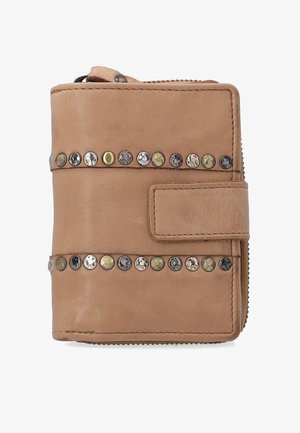 Brun læderpung med rektangulær form, der har dekorative metalnitter i sølv, bronze og sort langs forsiden. Lynlåslukning.