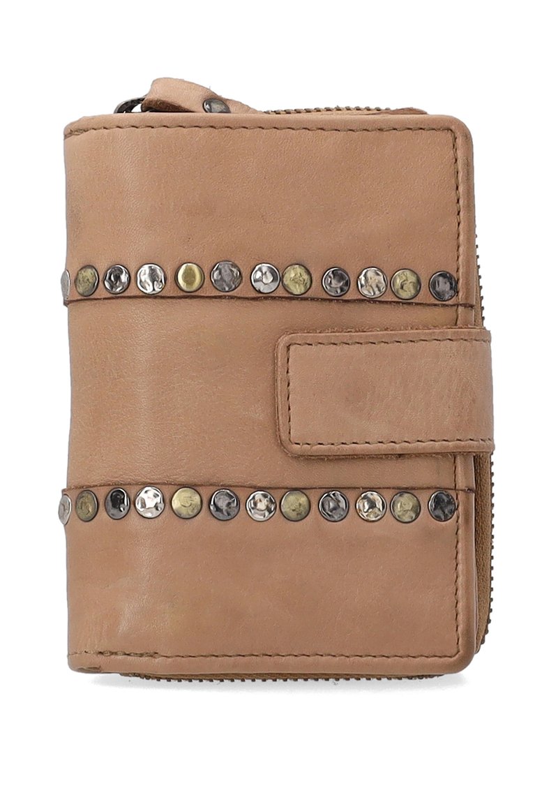 Brun læderpung med rektangulær form, der har dekorative metalnitter i sølv, bronze og sort langs forsiden. Lynlåslukning.