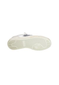 Sneaker bianco con suola in gomma testurizzata caratterizzata da un motivo circolare e scanalature. Dettagli cuciti lungo i lati, lacci piatti, branding minimale.