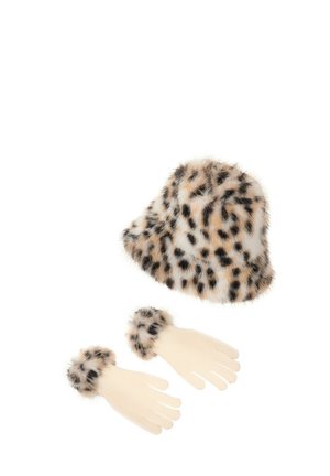 Chapeau seau en fausse fourrure imprimé léopard et gants en tricot crème avec des poignets en fourrure à motifs léopard, offrant un ensemble d'accessoires chauds coordonnés.