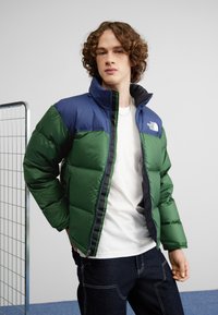 The North Face - RETRO NUPTSE JACKET - Sulejope - pine needle/summit navy Väikepilt 1